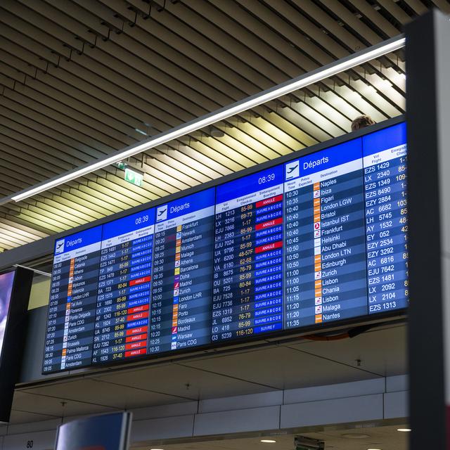 Une grève pourrait avoir lieu à Genève Aéroport à cause d'une renégociation défavorable envers le personnel sous-traitant. [KEYSTONE - Martial Trezzini]