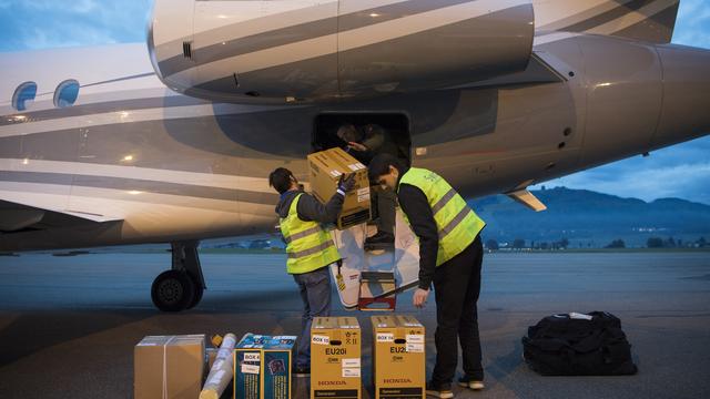 Des assistants chargent l'avion du Conseil fédéral de matériel de secours pour Haïti le lundi 17 octobre 2016.