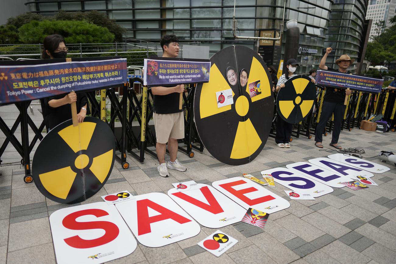 Des militants sud-coréens dénoncent le rejet des eaux de Fukushima dans l'océan. [Keystone - AP Photo/Lee Jin-man]