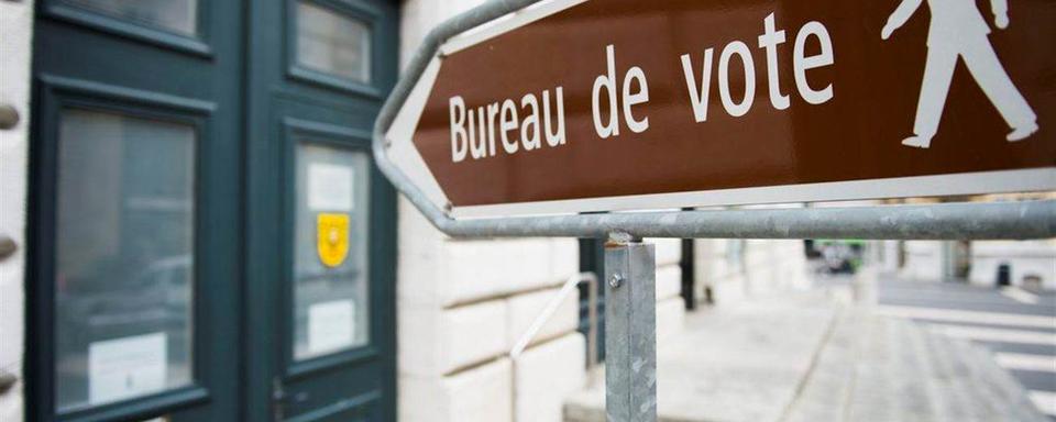 Comment inciter les jeunes à voter? Cantons et communes remettent l'ouvrage sur le métier en vue des fédérales. [Keystone]