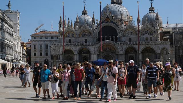 Venise va tester à partir de 2024 une taxe de cinq euros visant les touristes ne venant qu'un jour. [Reuters - Manuel Silvestri]