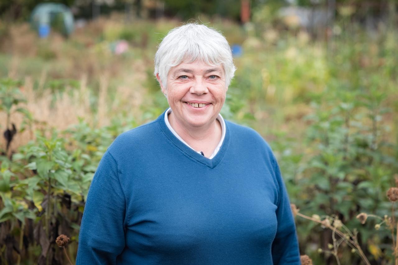 Véronique Eugène est une hybride. La jardinière allie la droiture et la rigueur de la sansevière à la fougue et le charme de la rose trémière. Véronique est surtout unique et précieuse, à l’aise sur tous les terrains, de la plante d’intérieur à la plus pointue des plantes sauvages. [Guillaume Perret]