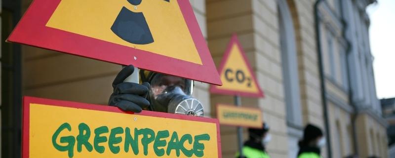 Sur son site finlandais, Greenpeace affirme: "Le retard d'Olkiluoto 3 de plus d'une décennie a montré que le nucléaire n'est pas une solution pour lutter contre la crise climatique. Il n'y a pas assez de temps pour des projets de plusieurs décennies". [Greenpeace Suomi]