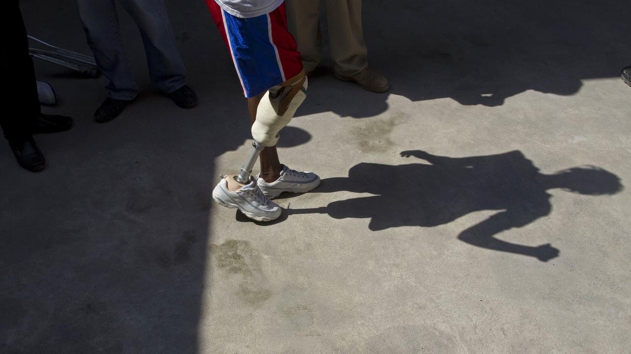 Une femme amputée après le tremblement de terre en Haïti en 2010 est équipée d'une prothèse. [Ramon Espinosa]