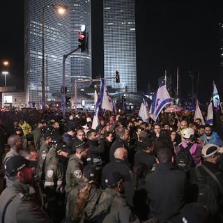 La police israëlienne tente d'empêcher les manifestant protestant contre la politique de leur Premier Ministre de bloquer la route.