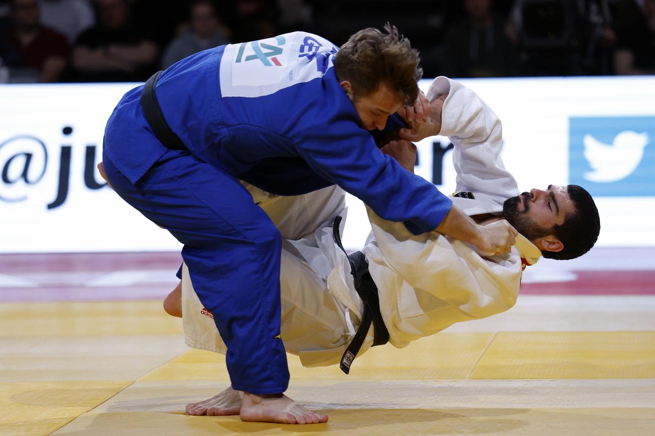 Le Géorgien Tato Grigalashvili, à droite, affronte l'Allemand Timo Cavelius lors de la finale des 81 kg du tournoi de judo Grand Slam Paris 2023, à Paris, en France, le dimanche 5 février 2023. [Keystone - Lewis Joly]