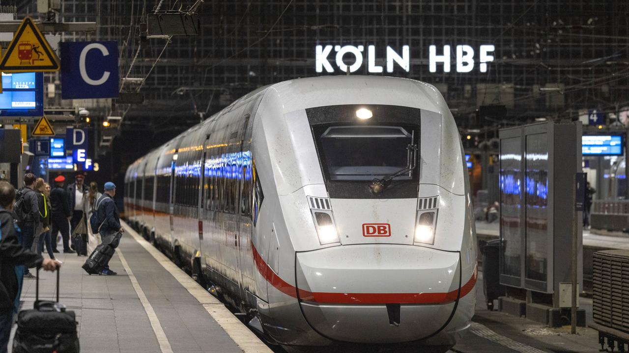 Les CFF conseillent d'éviter les voyages en train vers l'Allemagne vendredi en raison d'une grève des conducteurs de locomotives. [Thomas Banneyer]