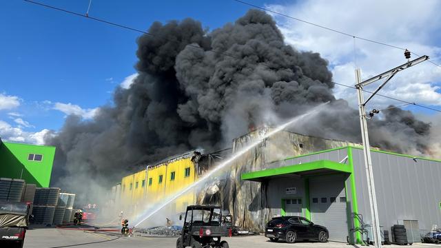 Aucun polluant "problématique" n'a été identifié après l'incendie à Vétroz (VS). [Police cantonale valaisanne]