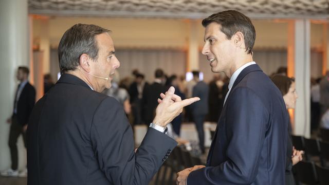 Thierry Burkart, conseiller national et président du PLR, à droite, s'entretient avec Gerhard Pfister, conseiller national et président du Centre, le 8 septembre 2023. [Keystone - Ennio Leanza]