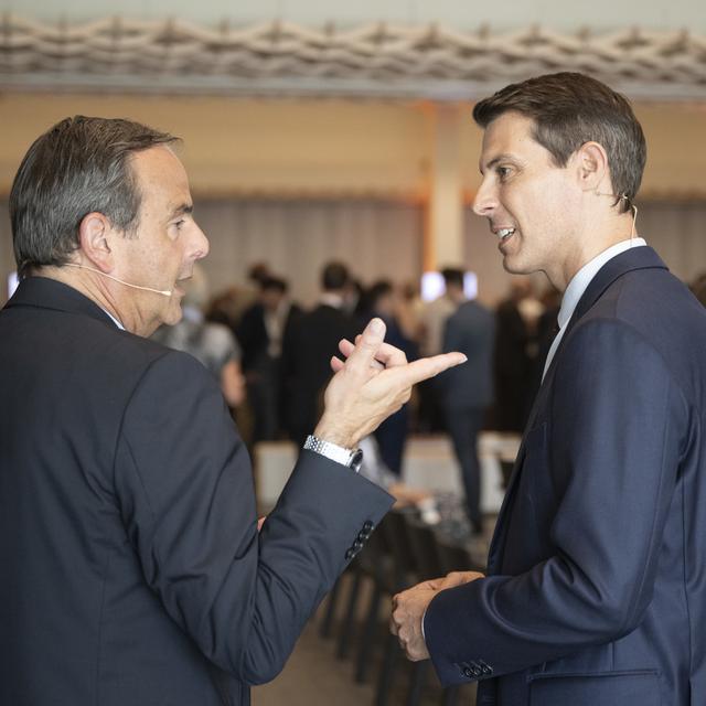 Thierry Burkart, conseiller national et président du PLR, à droite, s'entretient avec Gerhard Pfister, conseiller national et président du Centre, le 8 septembre 2023. [Keystone - Ennio Leanza]