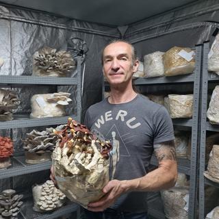 Floyd, biologiste et cultivateur de champignons. [RTS - ©Maya Chollet]