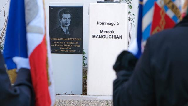 Une plaque en hommage à Missak Manoouchian. [AFP - Nicolas Guyonnet / Hans Lucas]