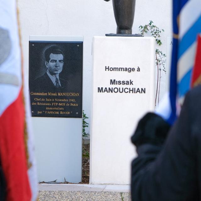 Une plaque en hommage à Missak Manoouchian. [AFP - Nicolas Guyonnet / Hans Lucas]