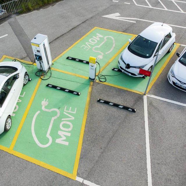 Des voitures électriques sont en recharges sur des bornes électrique. [Keystone - Salvatore Di Nolfi]