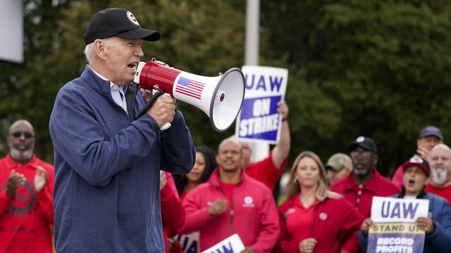 Joe Biden est le premier président américain en exercice à se rendre sur un piquet de grève. [Keystone - AP Photo/Evan Vucci]