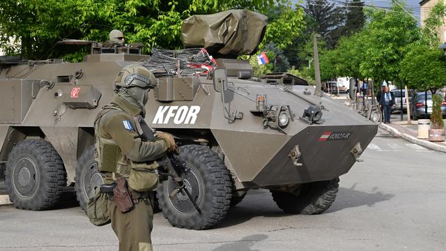 Un soldat du contingent autrichien de la Force internationale de maintien de la paix au Kosovo (KFOR) dirigée par l'OTAN monte la garde à Zvecan, au Kosovo, le 1er juin 2023. [Keystone - EPA/GEORGI LICOVSKI]