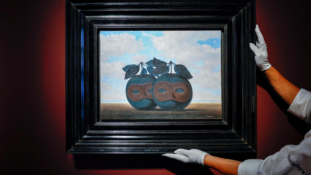 "La Valse hésitation", tableau représentant deux des célèbres pommes du peintre belge René Magritte, n'a pas atteint l'estimation attendue jeudi à Paris. [Gonzalo Fuentes]