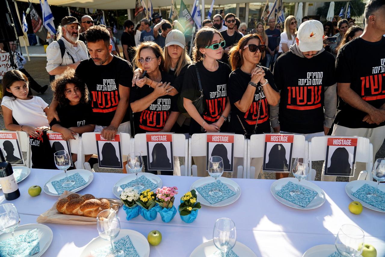 Des familles d'otages réunies à Tel Aviv pour demander la libération de leurs proches. [Reuters - Janis Laizans]