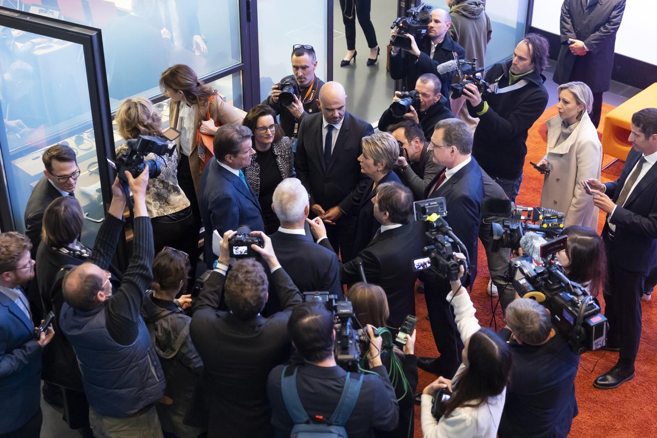 Effervescence avant la conférence de presse du Conseil fédéral. [Keystone - Peter Klaunzer]