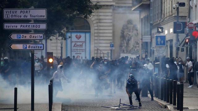 Près de 3200 personnes ont été interpellées par la police et la gendarmerie françaises depuis mardi. [Keystone]