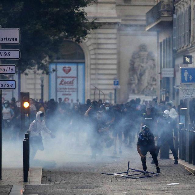 Près de 3200 personnes ont été interpellées par la police et la gendarmerie françaises depuis mardi. [Keystone]