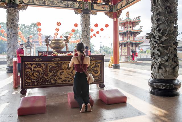 Une femme prie dans un temple à Bali. [Keystone - EPA/Made Nagi]