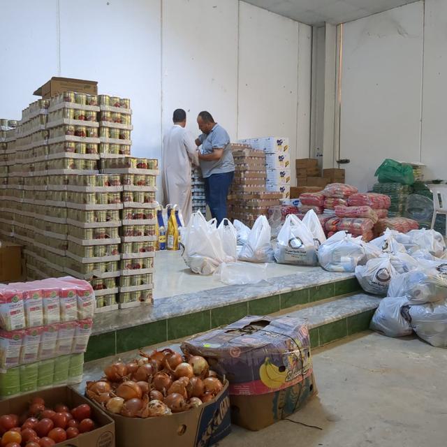 Une collecte de nourriture pour les déplacés de Derna accueillis à Misrata. [Ariane Lavrilleux]