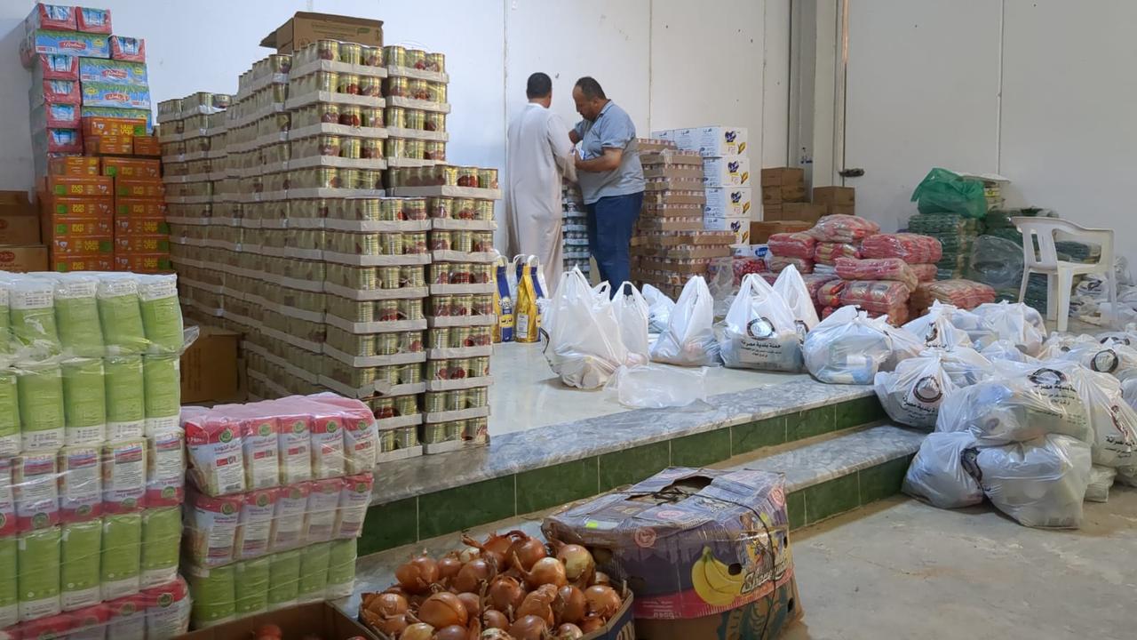 Une collecte de nourriture pour les déplacés de Derna accueillis à Misrata. [Ariane Lavrilleux]