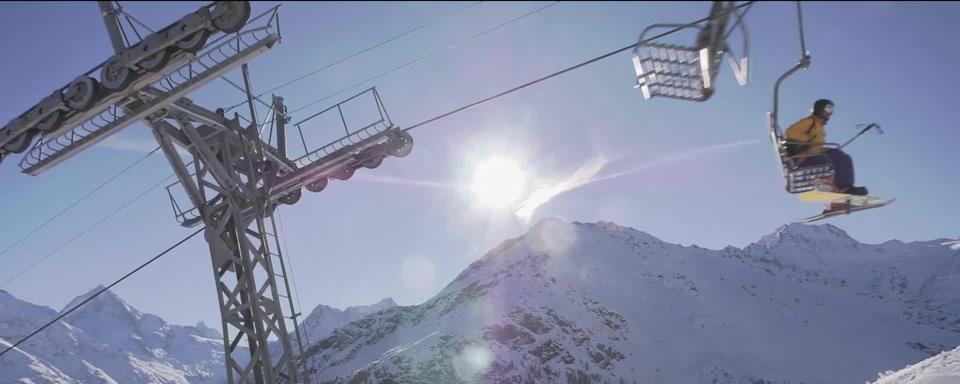 Il faut "laisser les politiciens décider" s'ils veulent ou non l'abonnement de ski offert, dit le directeur des Remontées mécaniques valaisannes. [RTS]