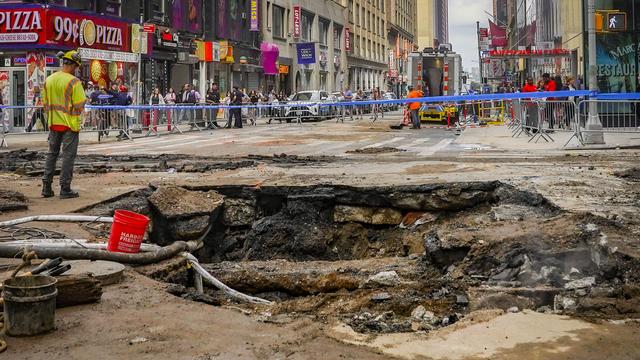 La rupture d'une grosse canalisation sous la chaussée a provoqué une inondation spectaculaire dans la station de métro de Times Square à New York. [AP photo / Keystone - Bebeto Matthews]