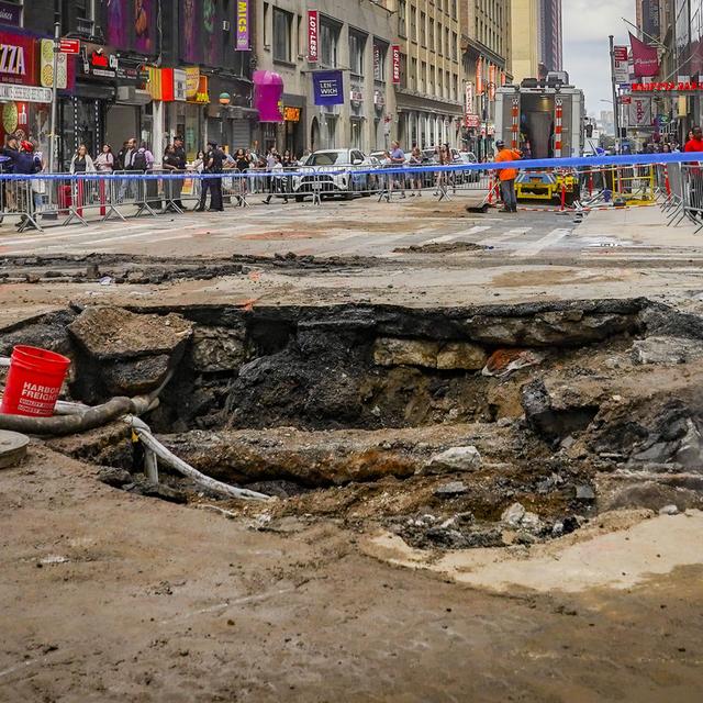 La rupture d'une grosse canalisation sous la chaussée a provoqué une inondation spectaculaire dans la station de métro de Times Square à New York. [AP photo / Keystone - Bebeto Matthews]