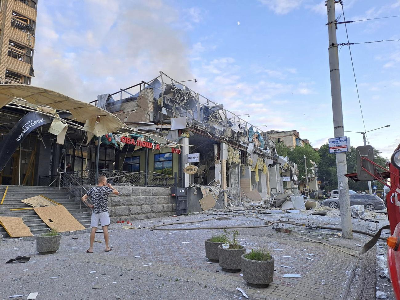 Un restaurant de Kramatorsk dans l'est de l'Ukraine a été touché par une frappe russe, le 27 juin 2023. [Keystone - Ukrainian Donetsk Regional Administration via AP]