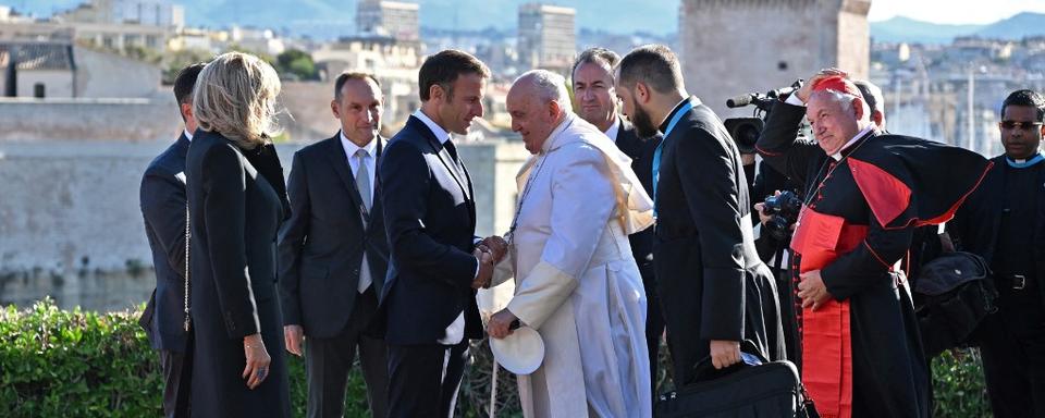 Le pape François accueilli au Palais du Pharo par le président Emmanuel Macron et son épouse Brigitte. [afp - Andreas Solaro]