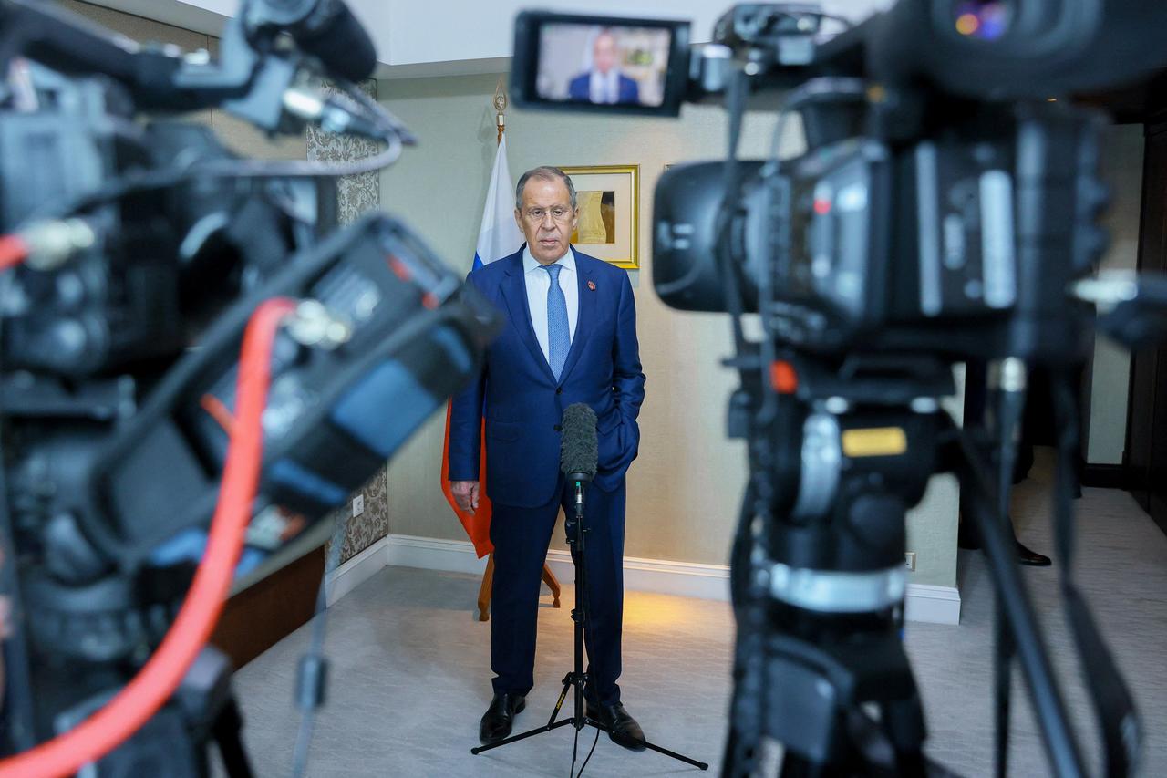 Le ministre russe des Affaires étrangères Sergei Lavrov s'adressant à la presse lors de la réunion des ministres des Affaires étrangères de l'Association des nations de l'Asie du Sud-Est (ANASE) à Jakarta, le 13 juillet 2023. [AFP - RUSSIAN FOREIGN MINISTRY]