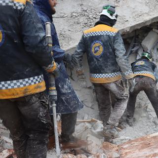 Des sauveteurs recherchent des survivants sous les décombres, à la suite du tremblement de terre, à Al Atarib, en Syrie, le 6 février 2023. [Reuters - Casques Blancs syriens]