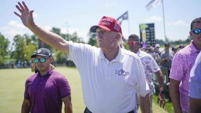 L'ancien président américain Donald Trump, le 13 août 2023 au cours d'un tournoi de golf dans le New Jersey. [Keystone - Seth Wenig]