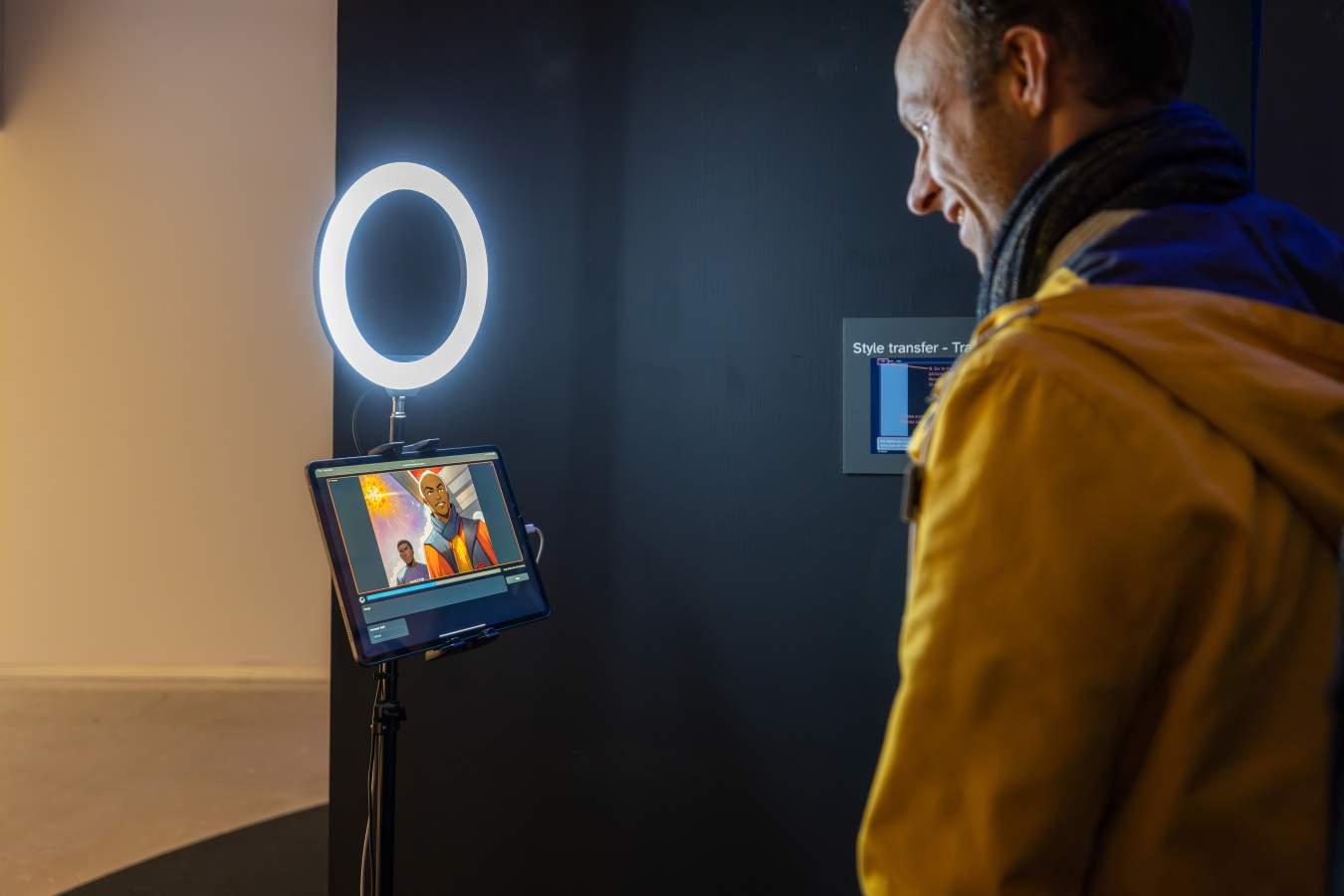 Une personne testant le dispositif de photomaton de l'exposition "Couper/Coller". [EPFL - Artinite Photography]
