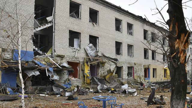 Une école détruite par un bombardement russe à Pokrovsk, en novembre 2022. [Keystone - AP Photo/Andriy Andriyenko]