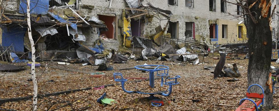 Une école détruite par un bombardement russe à Pokrovsk, en novembre 2022. [Keystone - AP Photo/Andriy Andriyenko]