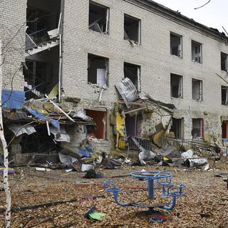 Une école détruite par un bombardement russe à Pokrovsk, en novembre 2022. [Keystone - AP Photo/Andriy Andriyenko]