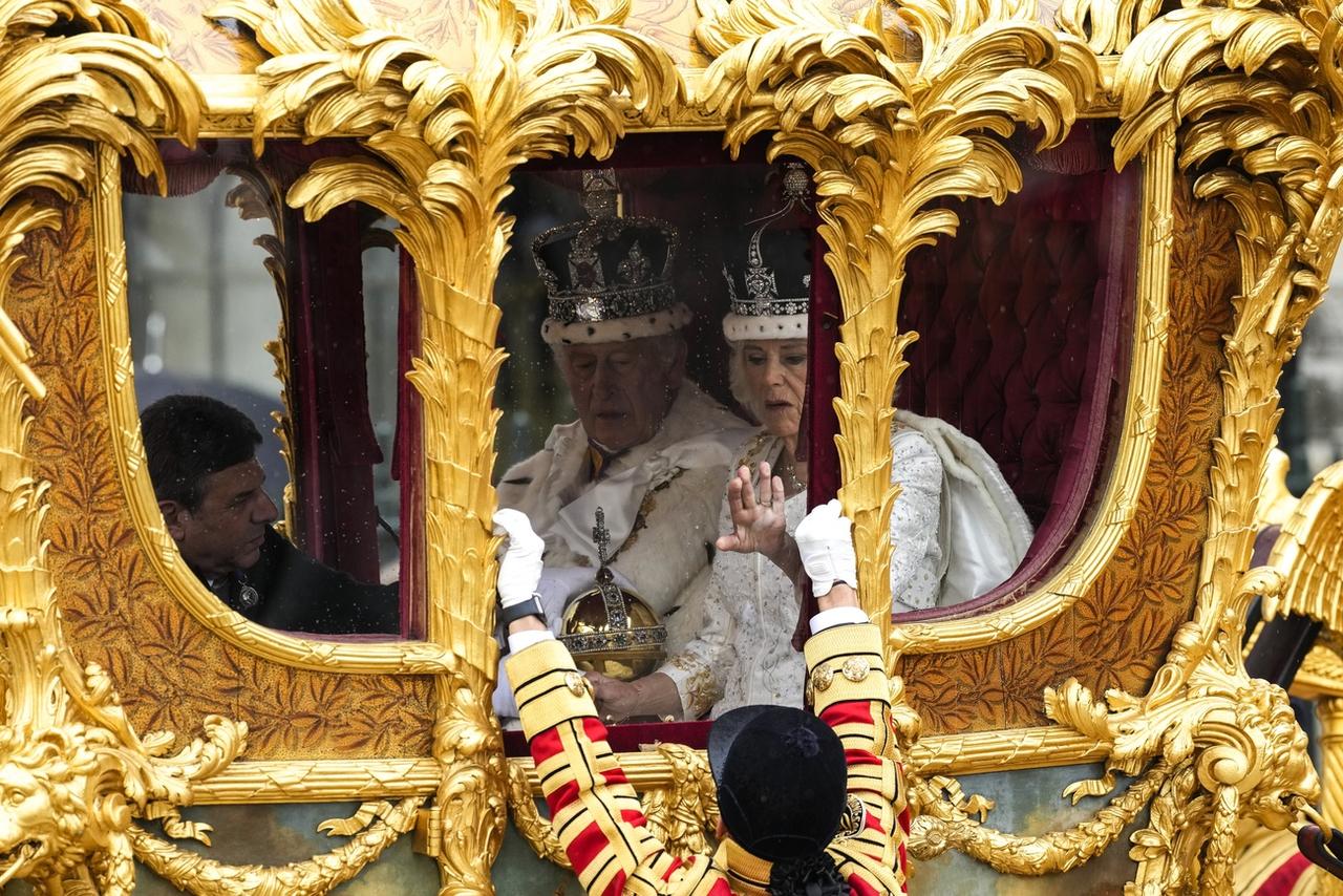 Le roi et la reine dans le "Gold State Coach". [KEYSTONE - ALESSANDRA TARANTINO]