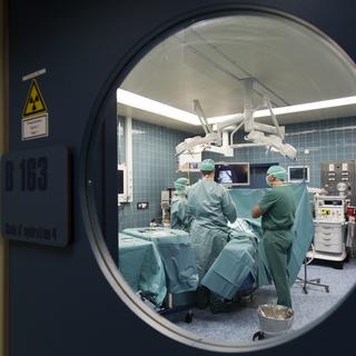 Un bloc opératoire à l'Hôpital du Valais, à Sion. [Keystone - Aline Staub]