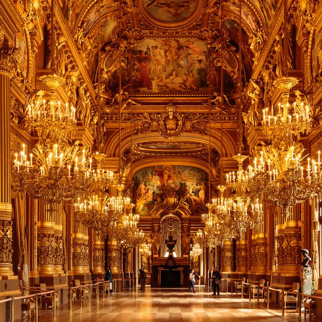 Paris, France, 31 mars 2017 : Vue intérieure de l'Opéra national de Paris Garnier, France. Il a été construit de 1861 à 1875 pour l'Opéra de Paris. [Depositphotos - ©Gilmanshin]