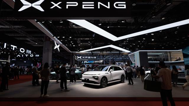 Des voitures sur le stand d'exposition de la compagnie Xpeng au Salon de l'automobile de Shanghai en avril 2023. [Keystone/EPA - Alex Plavevski]