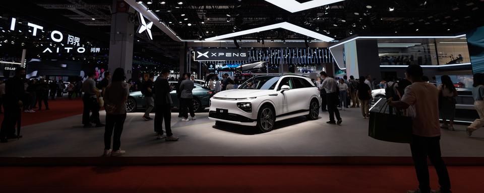 Des voitures sur le stand d'exposition de la compagnie Xpeng au Salon de l'automobile de Shanghai en avril 2023. [Keystone/EPA - Alex Plavevski]