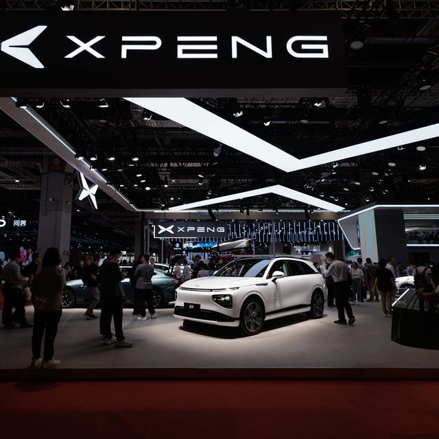 Des voitures sur le stand d'exposition de la compagnie Xpeng au Salon de l'automobile de Shanghai en avril 2023. [Keystone/EPA - Alex Plavevski]