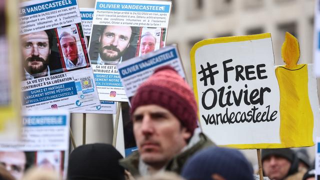 Des personnes manifestent à Bruxelles le 22 janvier 2023 contre la détention d'Olivier Vandecasteele en Iran. [Keystone - Stéphanie Lecocq]