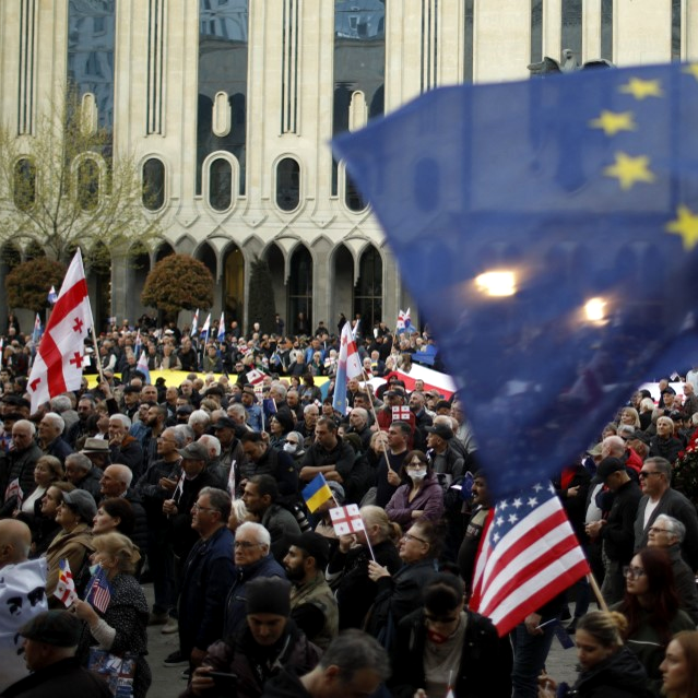 Des milliers d'opposants manifestent devant le parlement géorgien à Tbilissi, 09.04.2023. [Anadolu Agency/AFP - David Mdzinarishvili]