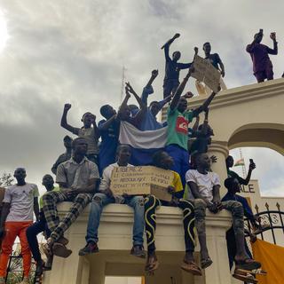 Des centaines de personnes à Niamey, au Niger, lors d'un rassemblement pro-putsch. [KEYSTONE - SAM MEDNICK]