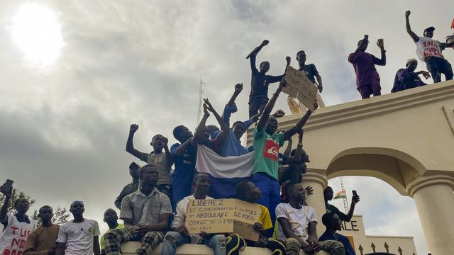 Des centaines de personnes à Niamey, au Niger, lors d'un rassemblement pro-putsch. [KEYSTONE - SAM MEDNICK]